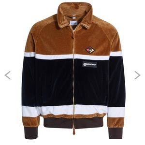 Burberry Jacket
Model: 4558936
Stand up collar
Two zippered pockets in front